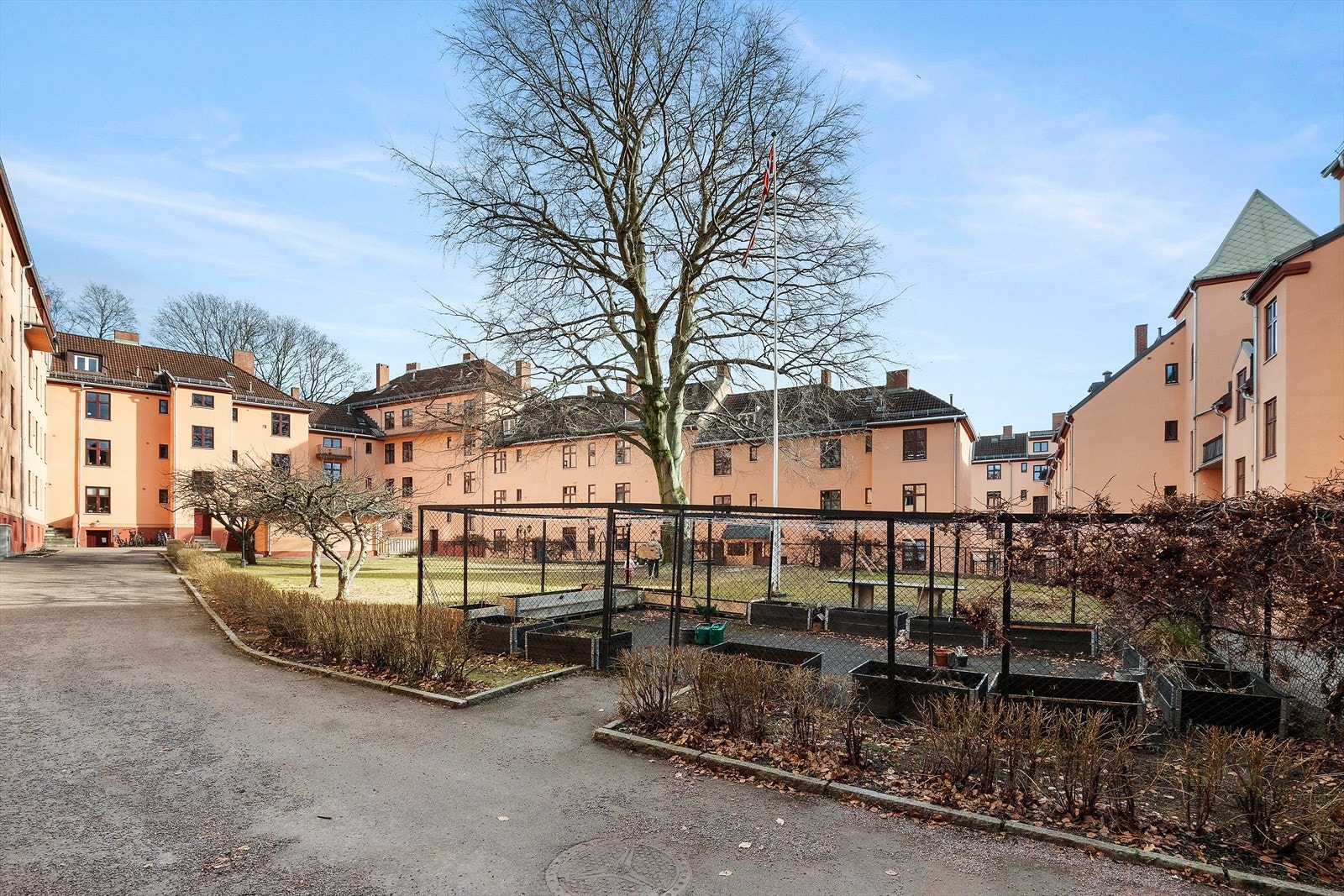 Borettslaget har egen grøntkomité med fokus på hyggelige uteområder for beboerne Galleribilde