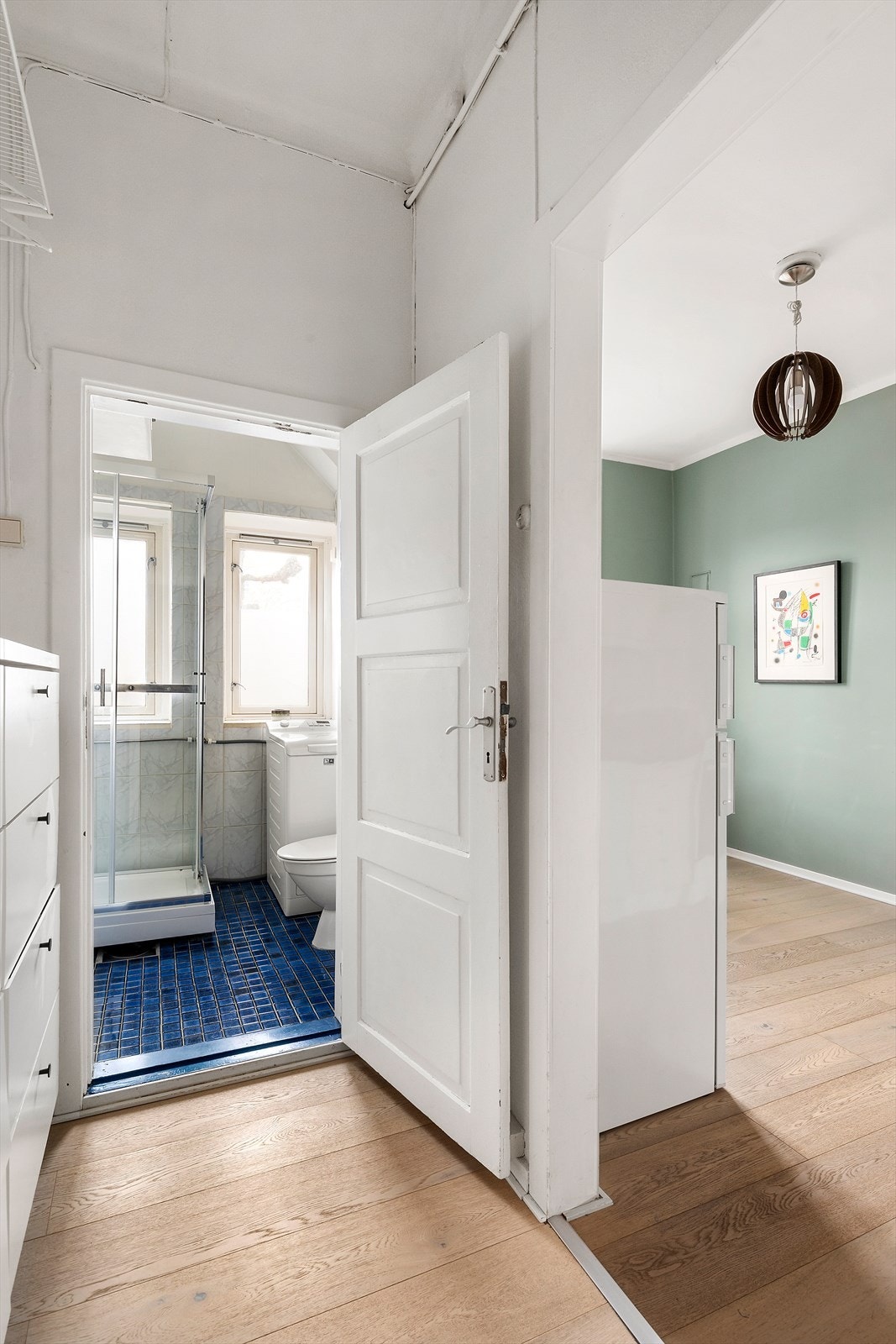 Entré med god oppbevaring i vegghyller samt skoskap Galleribilde