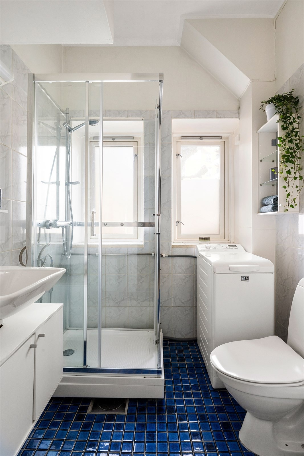 Flislagt bad med varmekabler i gulv. Dusjkabinett installert 2021. Tak malt i 2025 Galleribilde