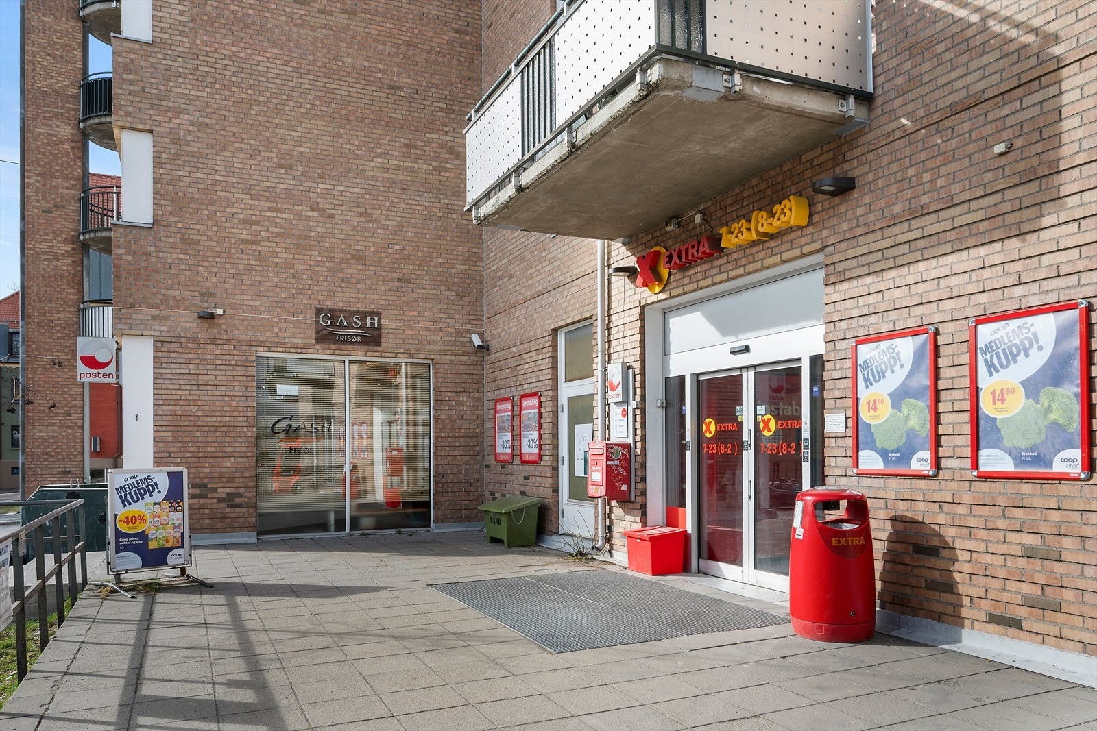 Dagligvarebutikk rett på andre siden av gata Galleribilde