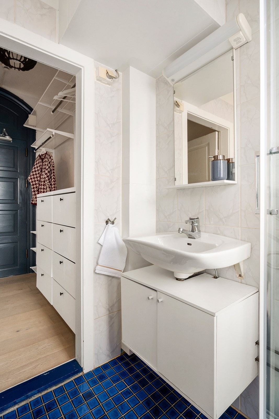 Badet har toalett, servant med skap, dusj og opplegg for vaskemaskin. I tillegg er det fellesvaskeri. Galleribilde