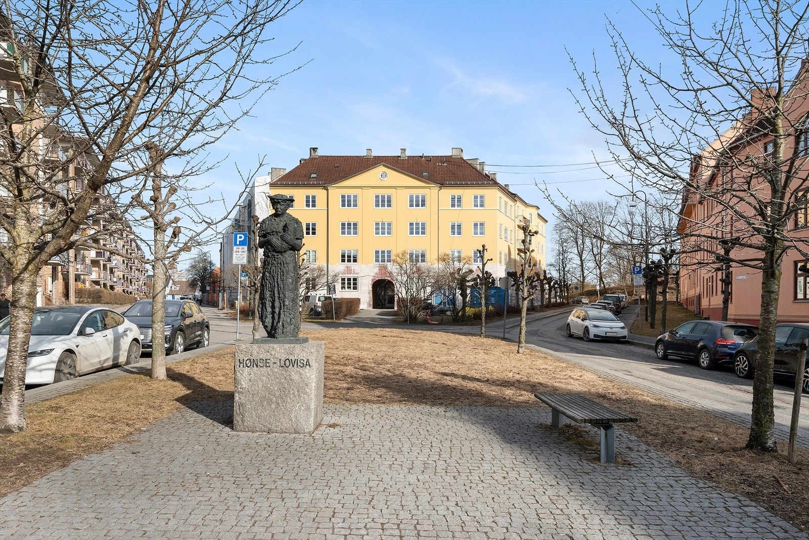 Hønse-Lovisa har sin egen lille plass rett utenfor bygget Galleribilde