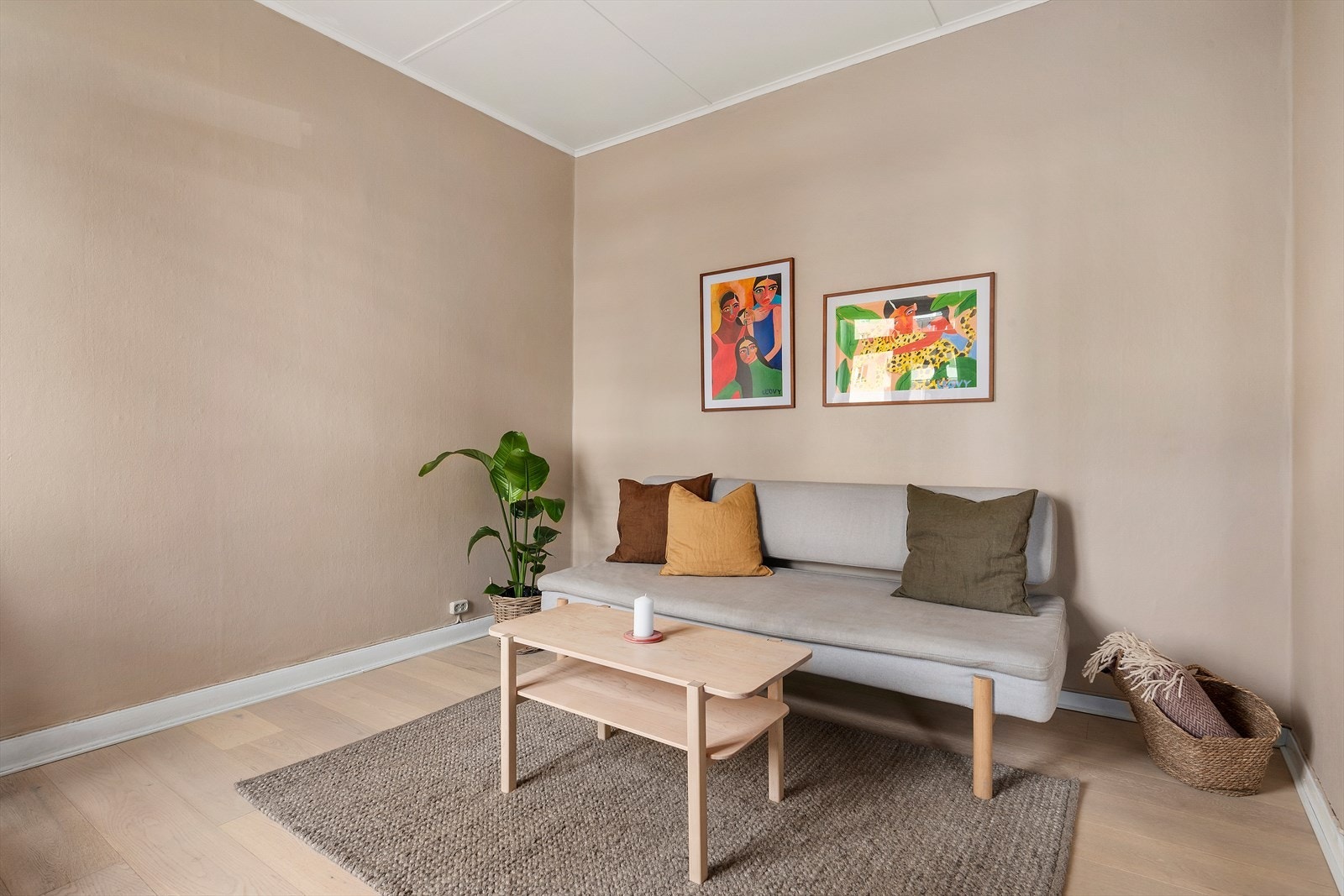 Enstavs parkett på gulv og lysmalte overflater Galleribilde