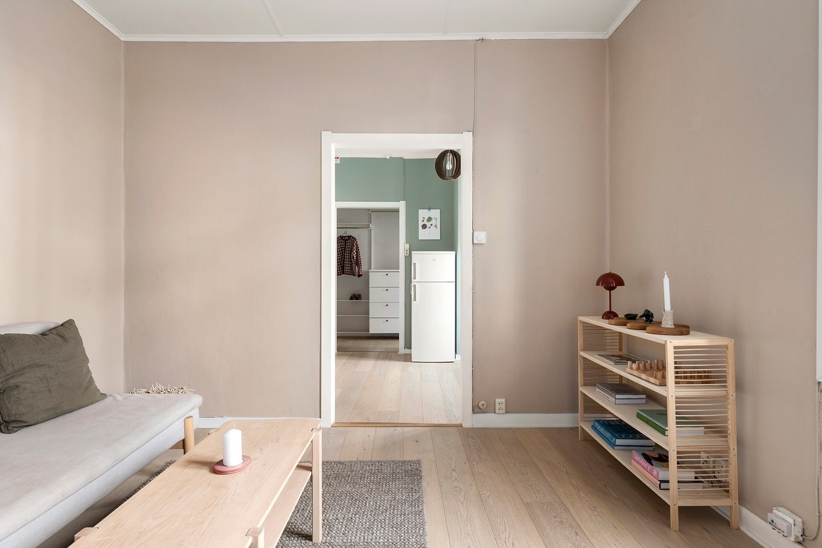 Leiligheten er godt utnyttet med stue og spisekjøkken. Separat entré med inngang til bad Galleribilde