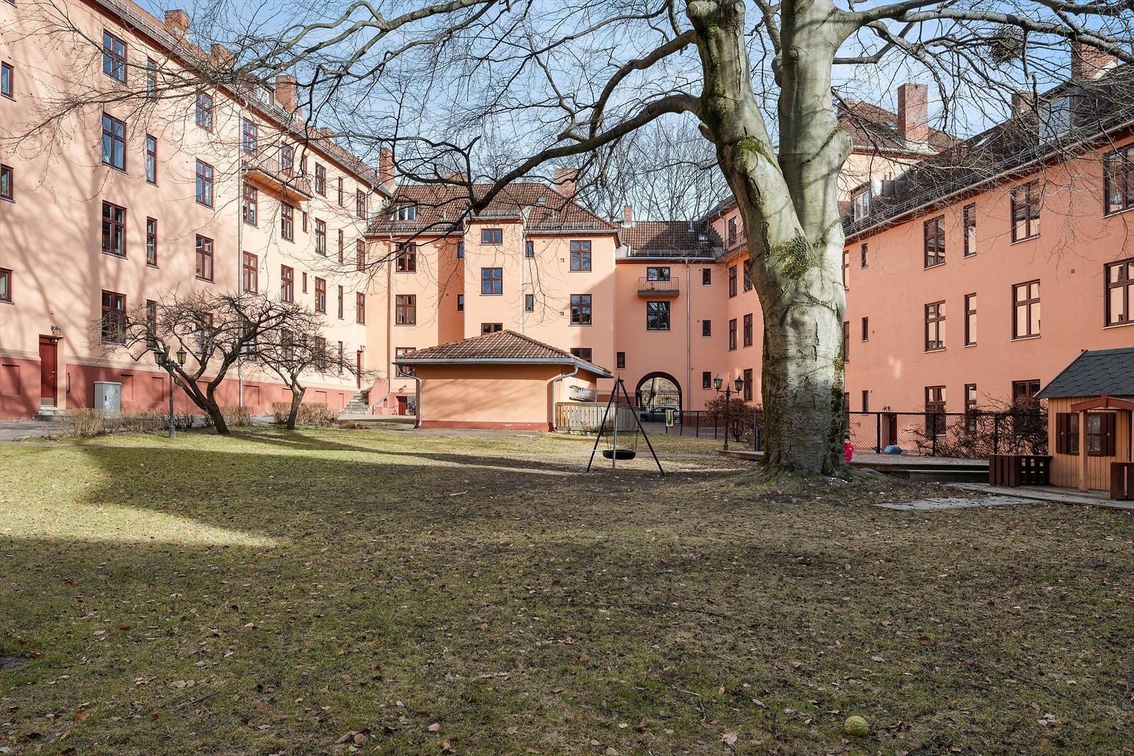 To flotte bakgårder, pent opparbeidet med store plenarealer og sittegrupper Galleribilde