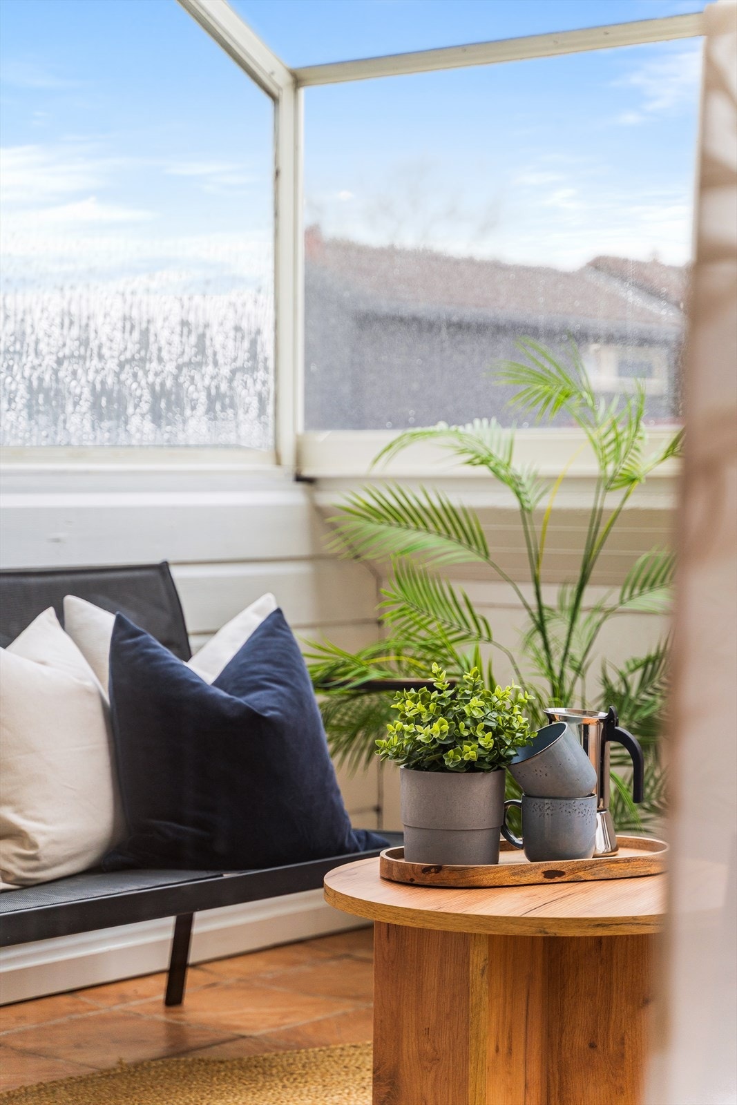 Plasseringen byr på gode solforhold og luftig utsikt med at den ligger i en høy førsteetasje. Galleribilde