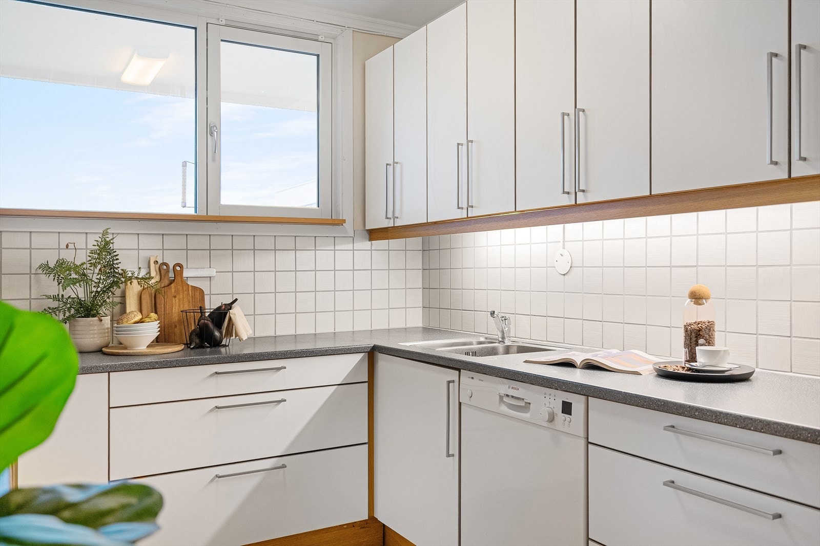 Kjøkkenet har godt med skap- og benkeplass, som gjør det enkelt å kokkelere. Galleribilde