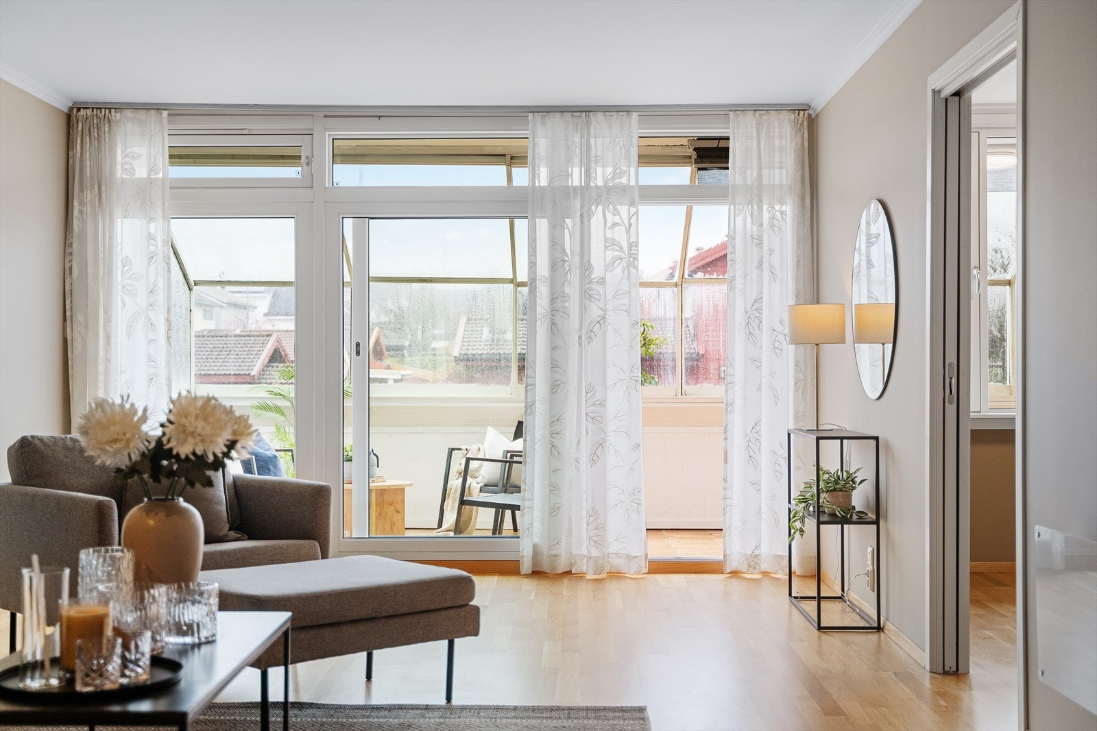 Stuen har i tillegg godt med areal for sofagruppe, spisebord og annen innredning. Galleribilde