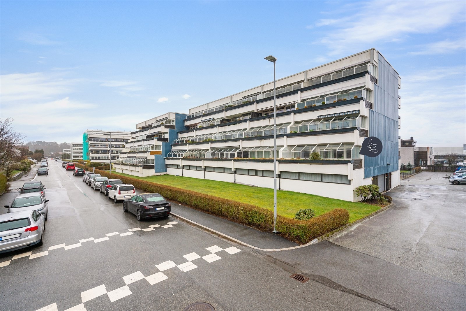 Her får du en attraktiv plassering med at den ligger i en forhøyet første etasje og på enden. Galleribilde