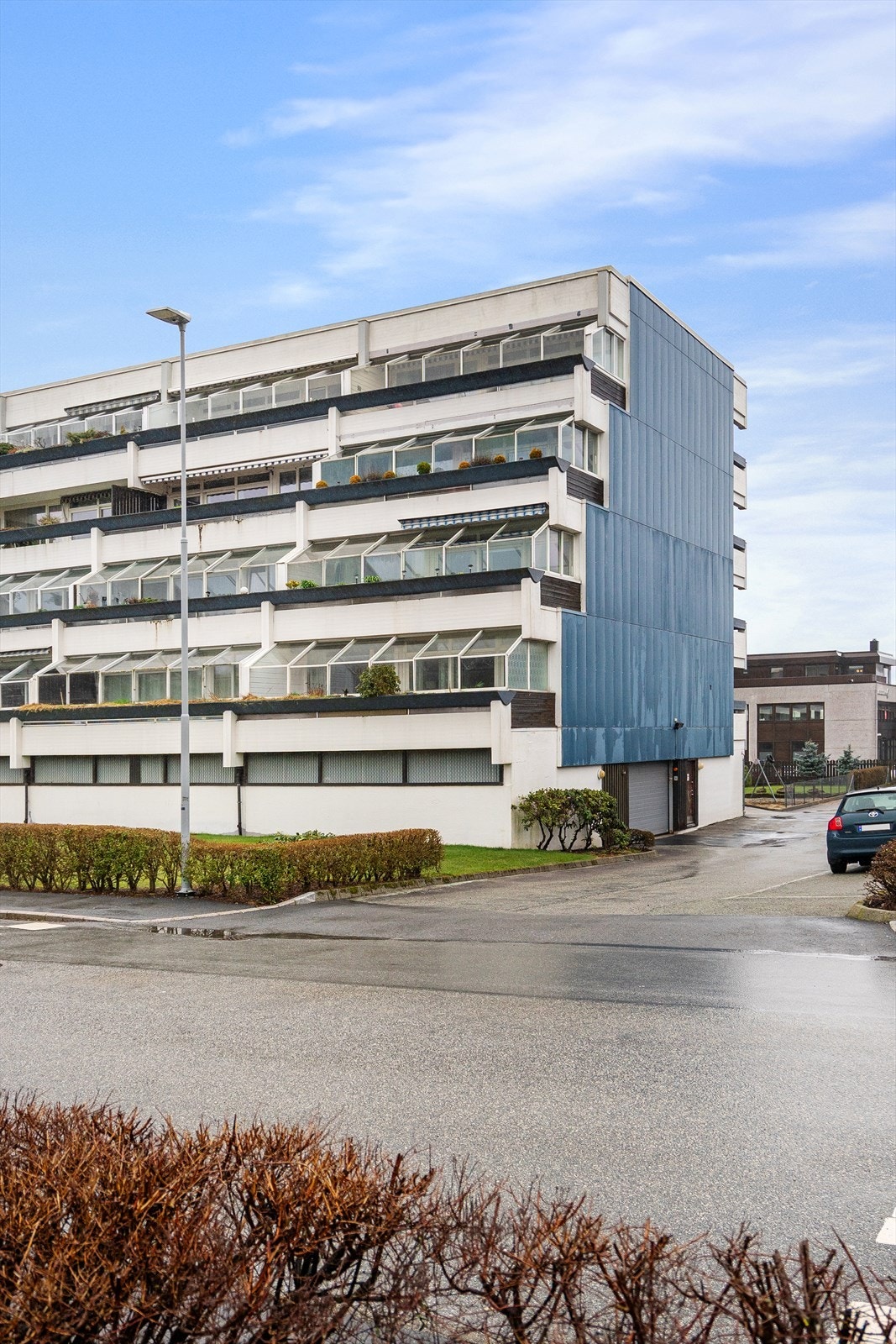 Parkering på utvendig oppstillingsplass (ikke full dekning). Det er mulighet for å søke om å leie parkeringsplass i garasjeanlegget. Galleribilde