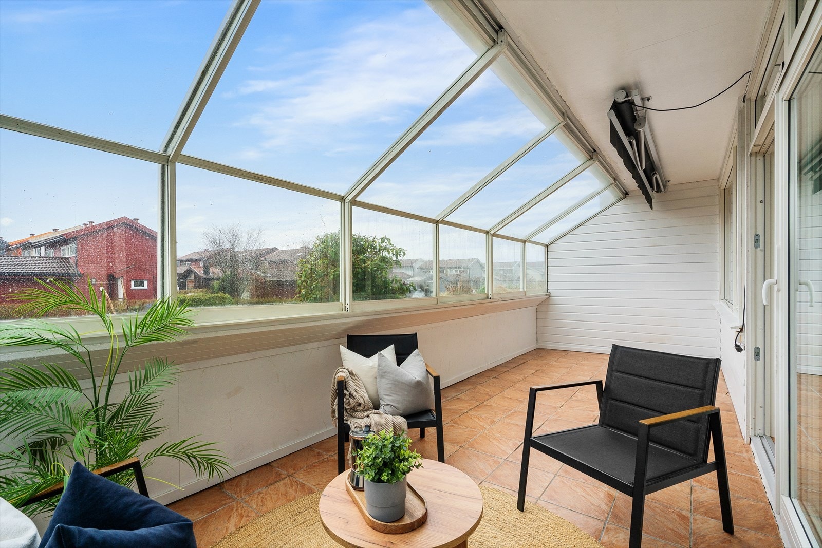 I sommerhalvåret vil leilighetens balkong være gull verdt. Her kommer du ut til et romslig uterom på ca. 16 m² og er praktisk utformet med god plass til utemøbler. Galleribilde