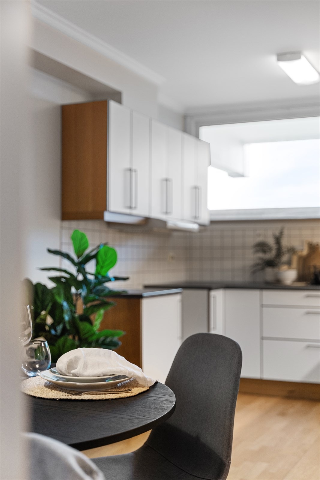 Kjøkkenrommet har i tillegg plass for et spisebord ved behov - perfekt for de mer raske morgenfrokostene. Galleribilde