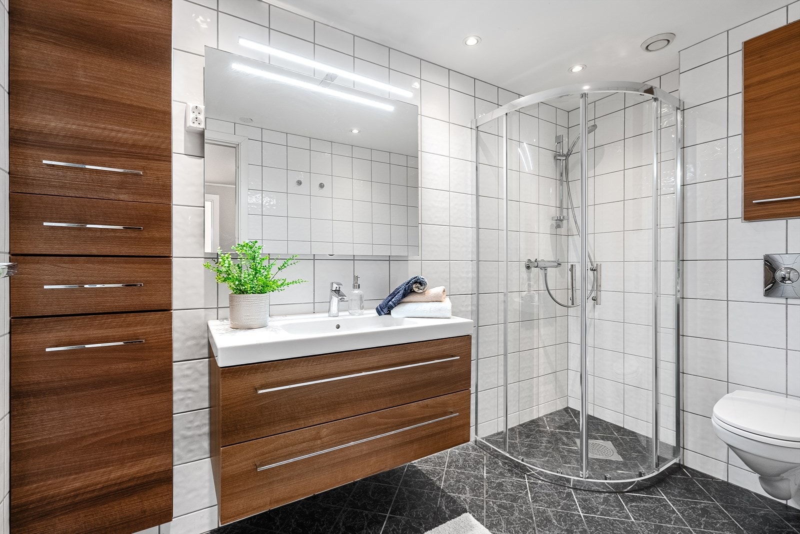 Helfliset bad med tidløse fliser på gulvet m/varmekabler og fliser på vegg. Galleribilde