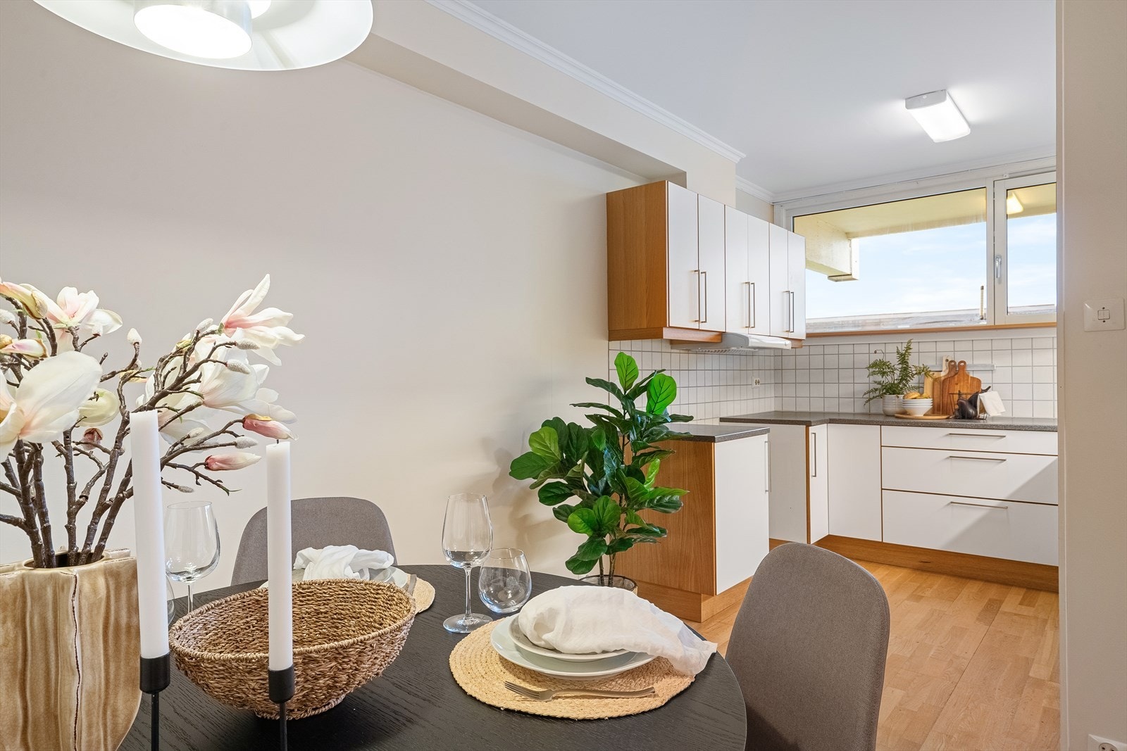 Kjøkkenet har en separat plassering i leiligheten, og inkluderer en praktisk og flott kjøkken levert av Norema fra 2010. Galleribilde