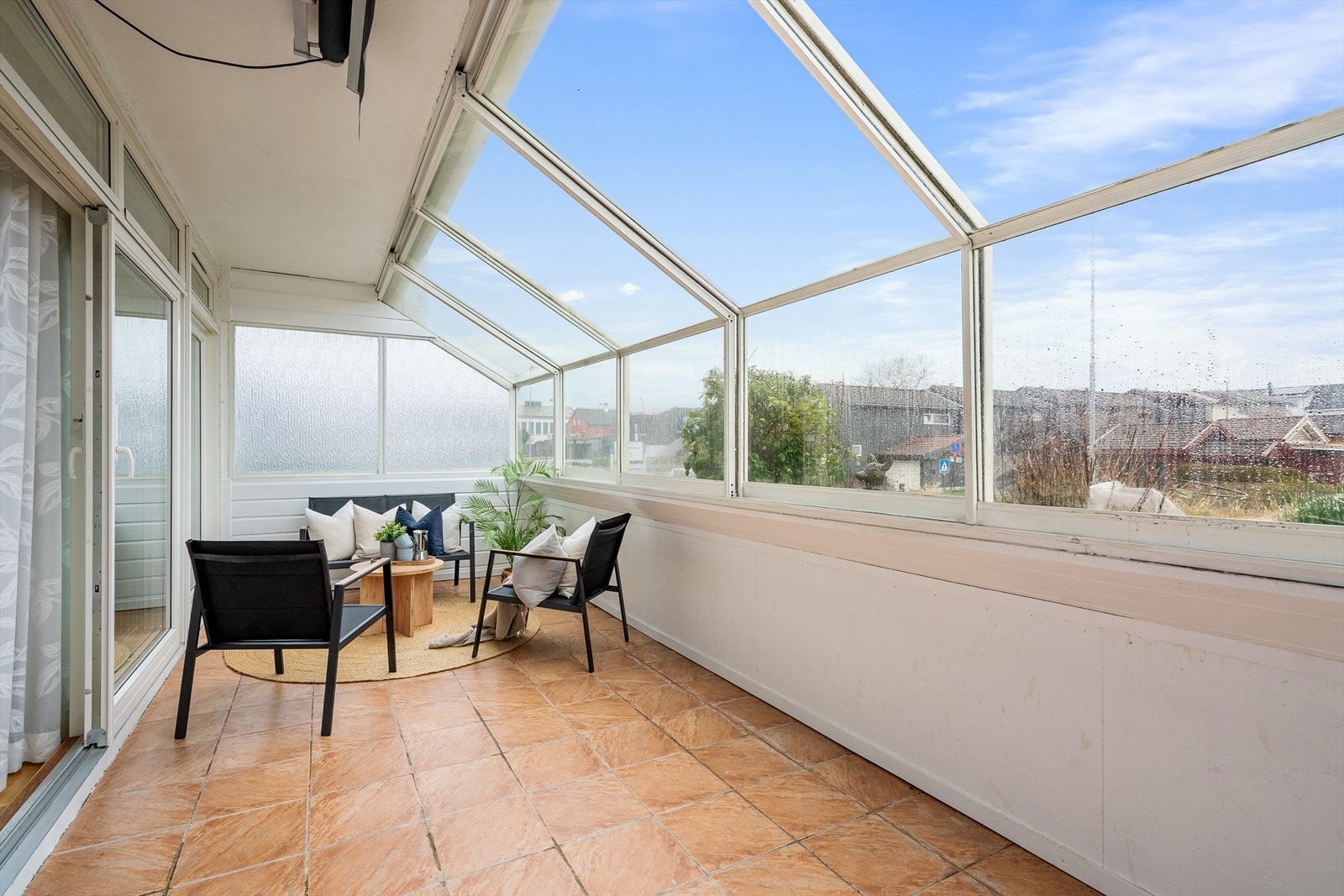 Fra stuen har du utgang til en innglasset balkong på ca. 16 m² som blir en naturlig forlengelse av den sosiale sonen. Galleribilde