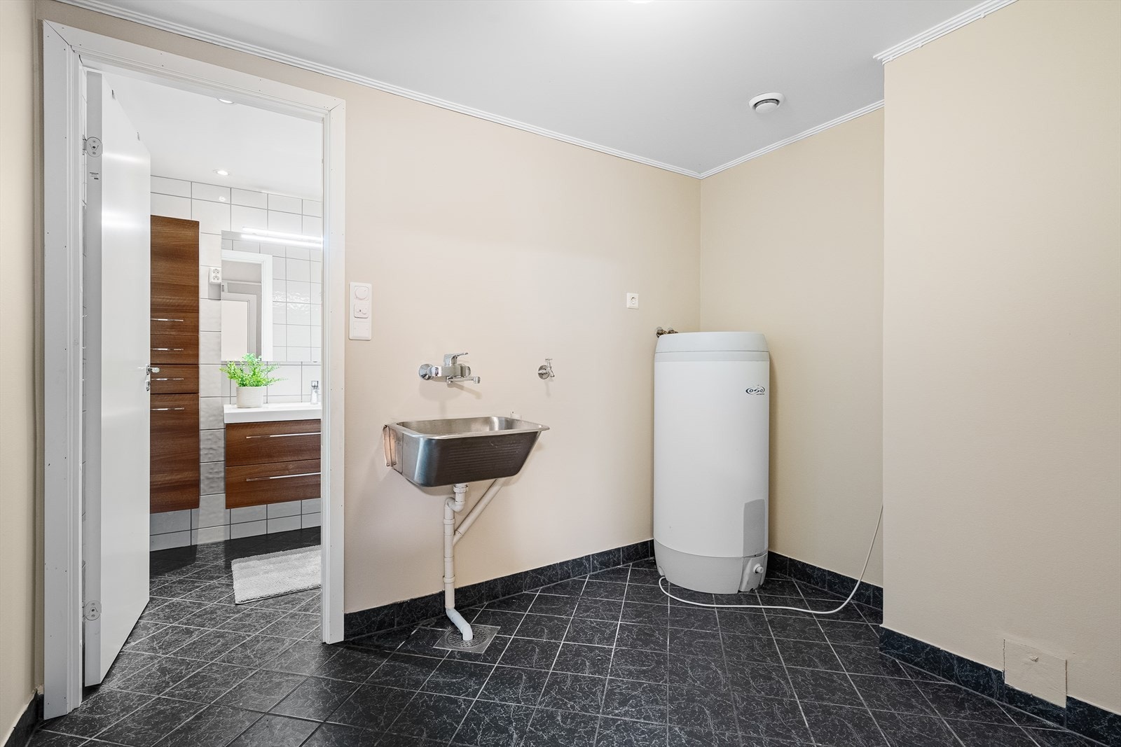 Badet har et eget rom for vaskemaskin og eventuelle lagrings - og oppbevaringsmuligheter. Galleribilde