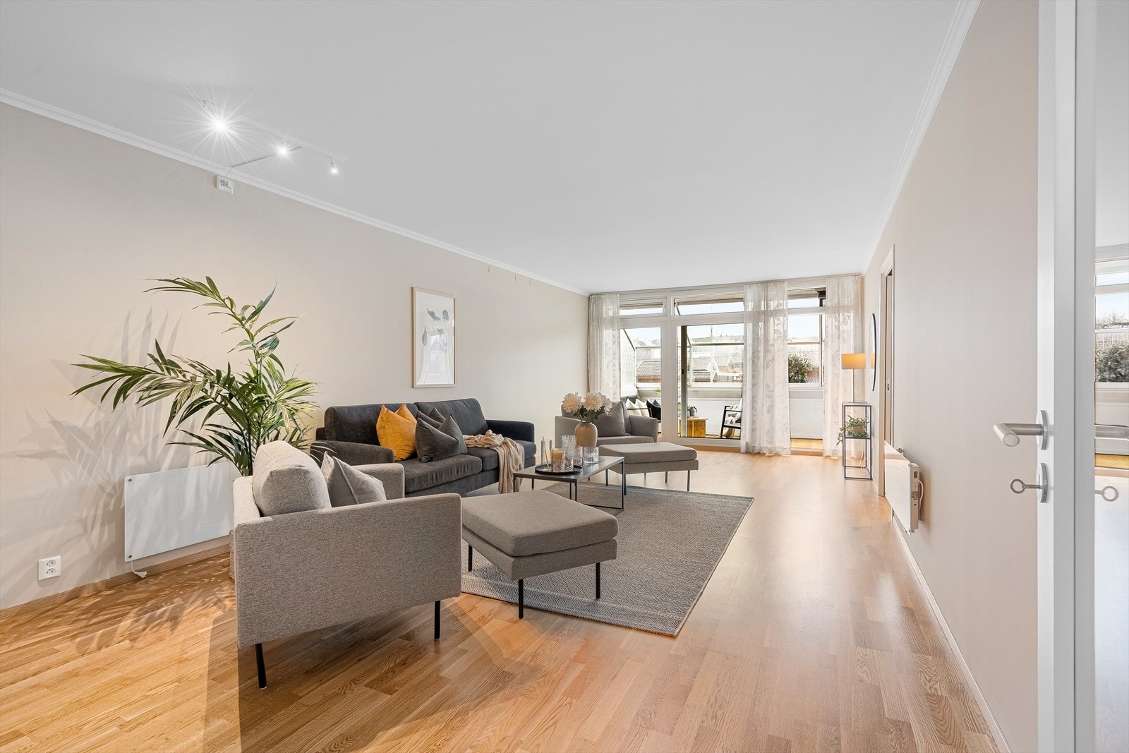 Et åpent og luftig samlingsrom som er godt tilrettelagt for sosiale sammenkomster så vel som de mer avslappende dagene. Galleribilde