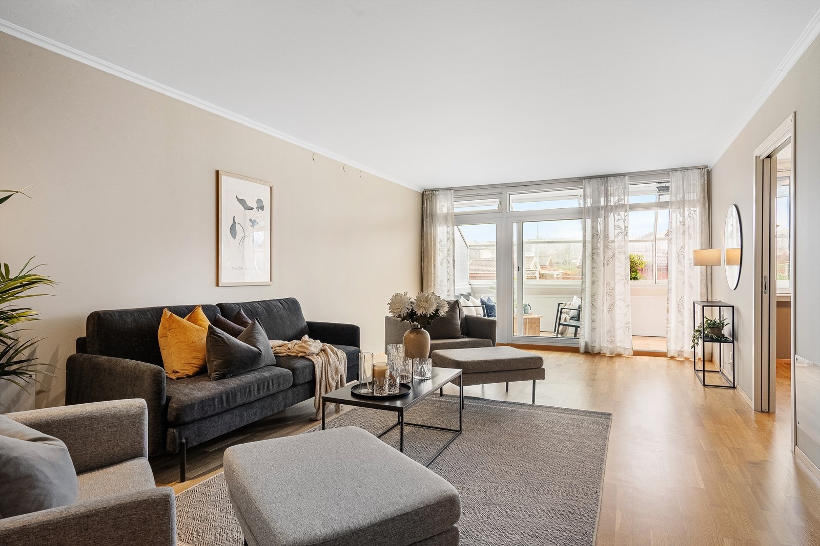 Stuen er romslig utformet, belagt med trestavs parkettgulv og lysmalte veggoverflater. Galleribilde