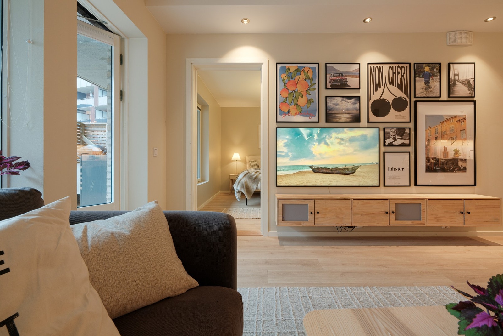 Boligen har i alt tre soverom hvorav det ene er plassert innenfor stuen. Galleribilde