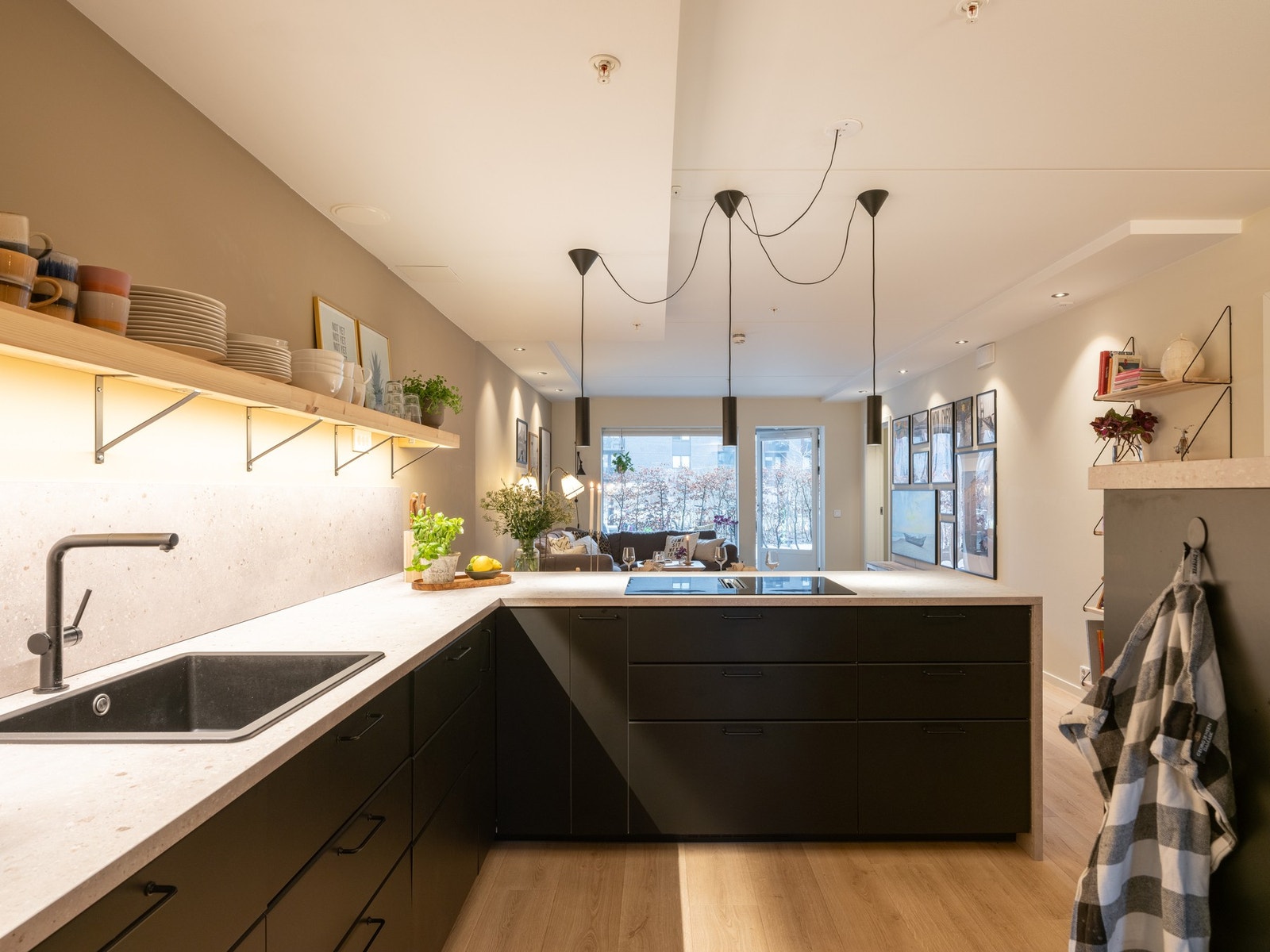 Det er montert lekkasjestopper og komfyrvakt. Galleribilde