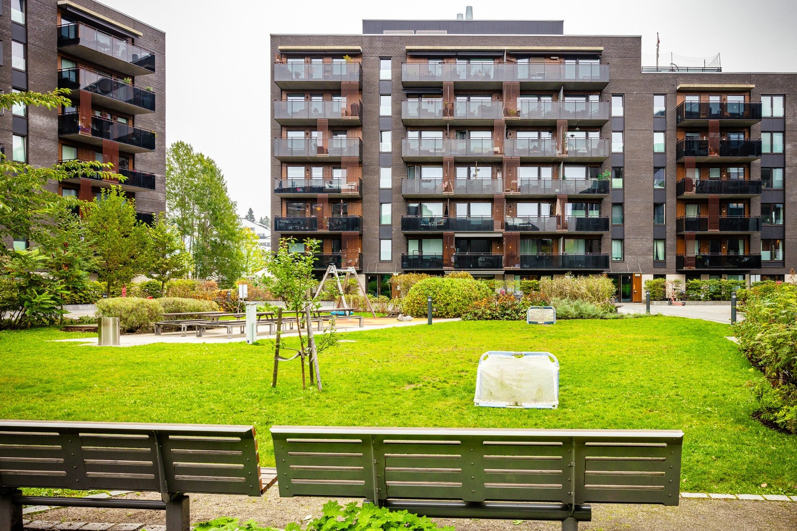 Løkkehagen er et svært populært sameie å bo i. Her bor du rolig og skjermet til i overgangen mellom by og småhusbebyggelsen på Refstad. Galleribilde