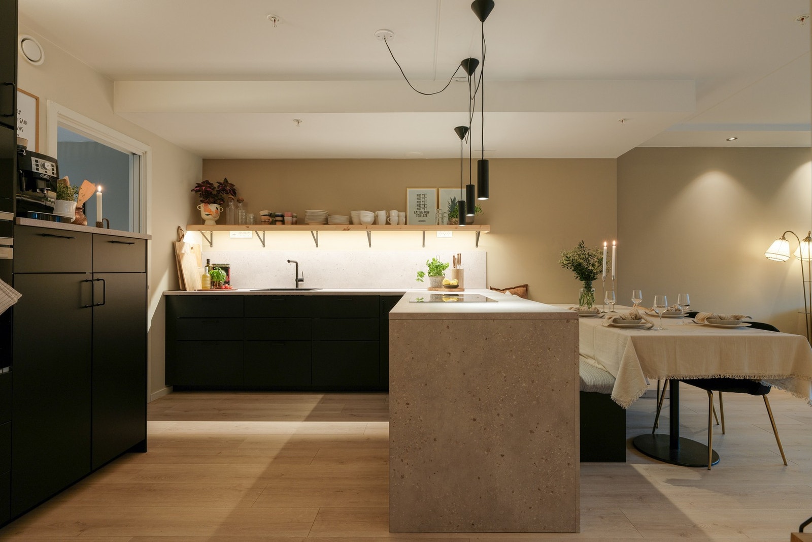 IKEA-kjøkkenet fra 2022 er godt utnyttet og har mye skuffer, skap- og benkeplass. Galleribilde