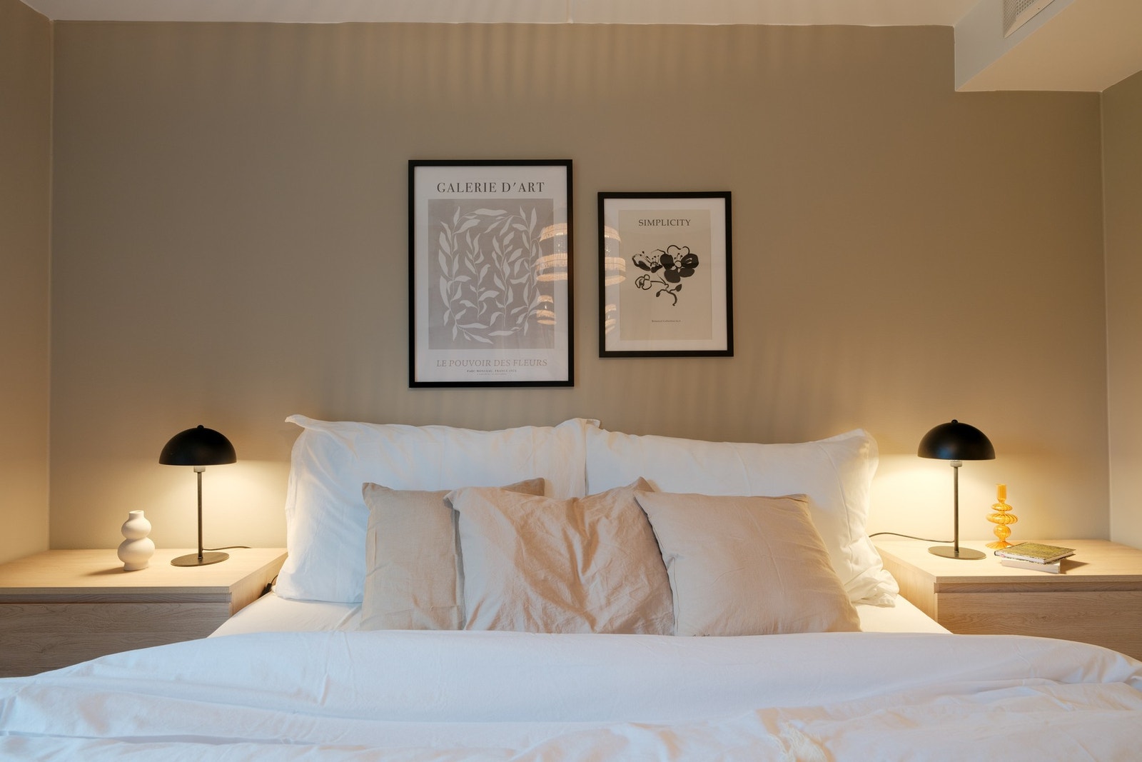 Rommet er malt i behagelige fargevalg og har laminat gulv. Galleribilde