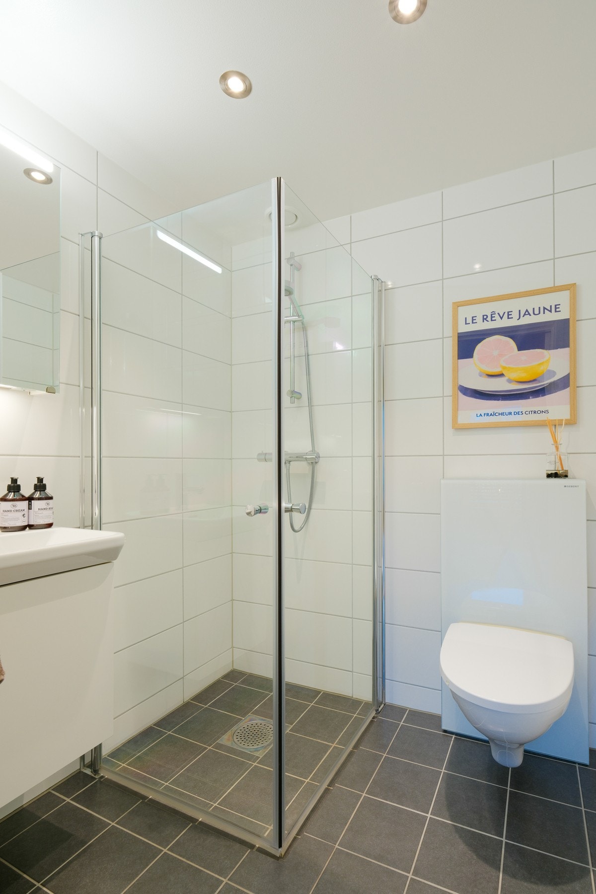 En suite-løsning med et fullverdig baderom i tilknytning til soverom. Galleribilde