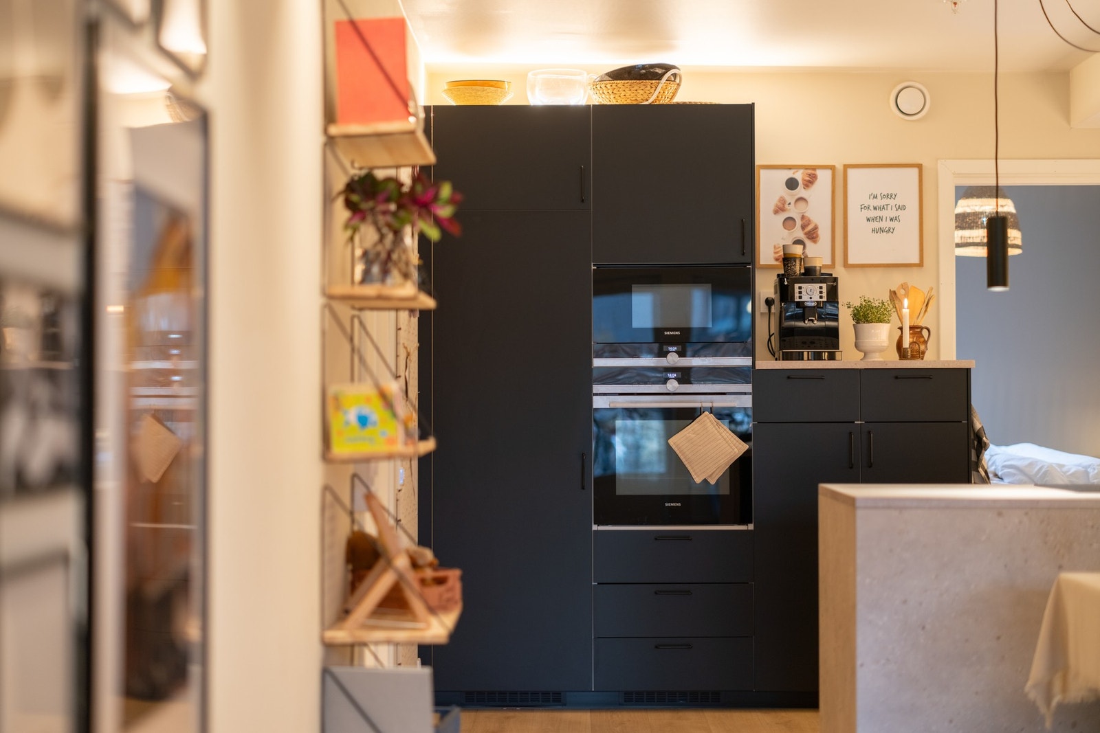 Integrerte hvitevarer som induksjon koketopp med integrert ventilator, komfyrer/mikro, oppvaskmaskin og kjøleskap medfølger. Galleribilde