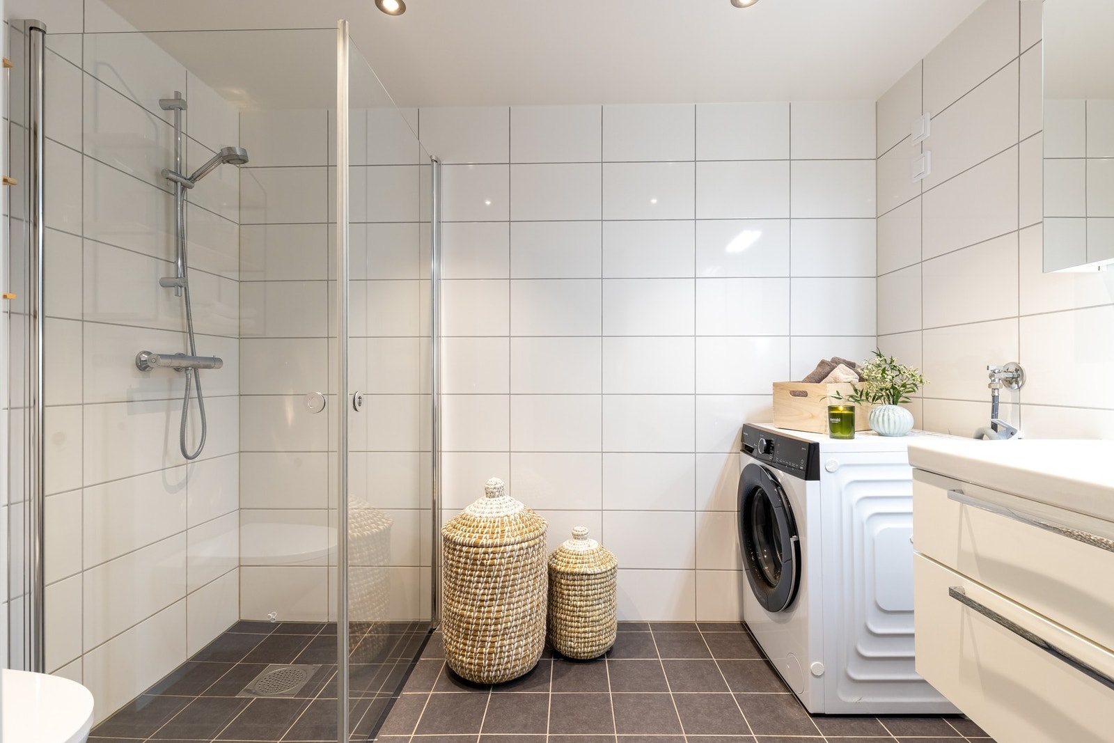 Badet har varme i gulv og downlights i himling. Galleribilde