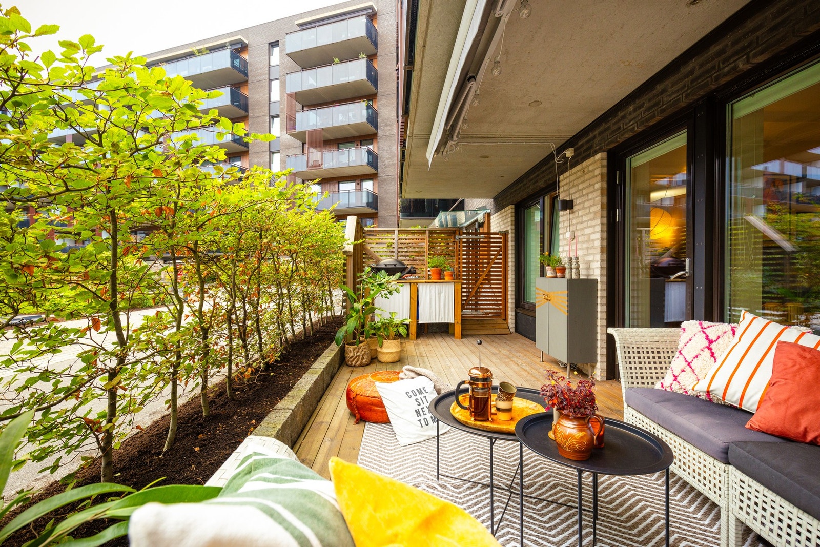 Den store terrassen byr på godt med plass til flere møbleringssoner som loungemøblement, spisebord og solsenger. Galleribilde