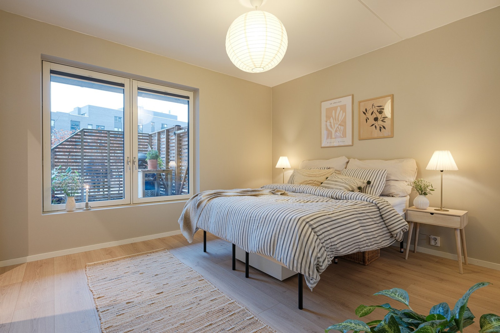 Hovedsoverommet er av god størrelse og har plass til dobbeltseng med tilhørende nattbord. Galleribilde