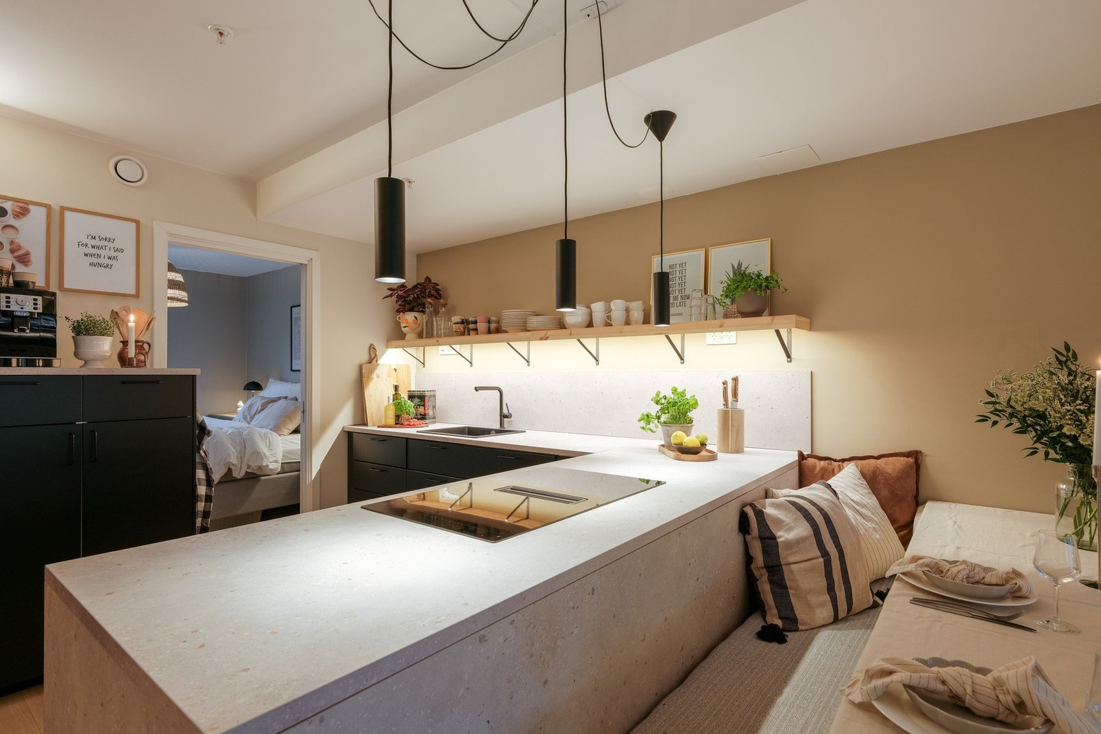 I 2022 ble det i forbindelse med nytt kjøkken montert en praktisk sittebenk. Galleribilde