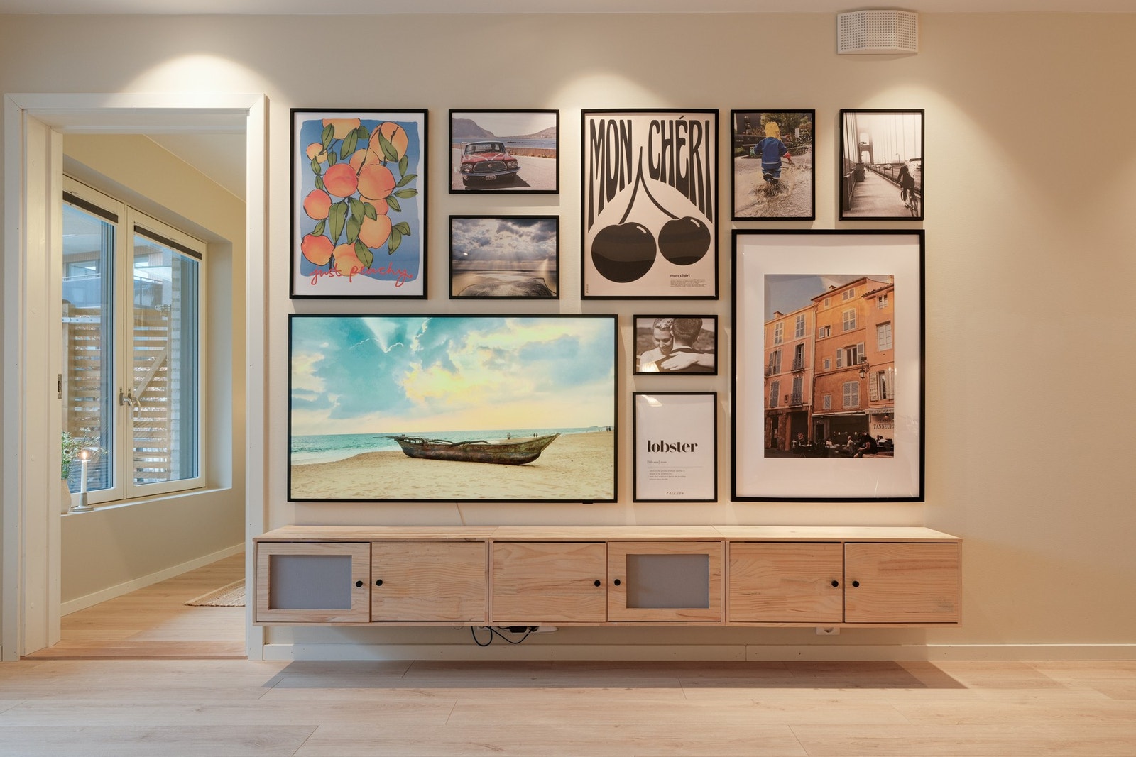 Oppholdsrommet er malt i delikate fargevalg og har flott énstavs gulv. Galleribilde