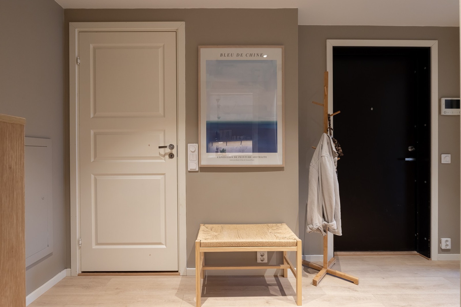 Entréen gir et godt førsteinntrykk av boligen. Galleribilde