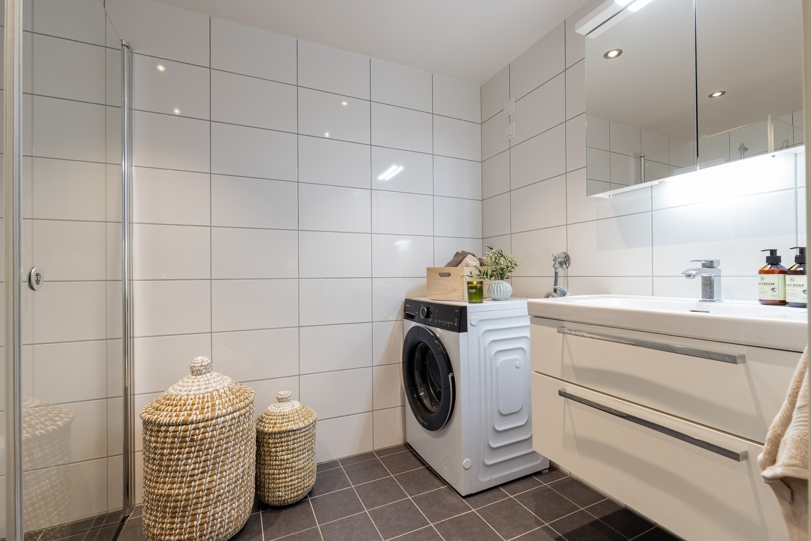 Innredningen består av servant på underskuffer, speilskap med belysning og vegghengt toalett. Galleribilde