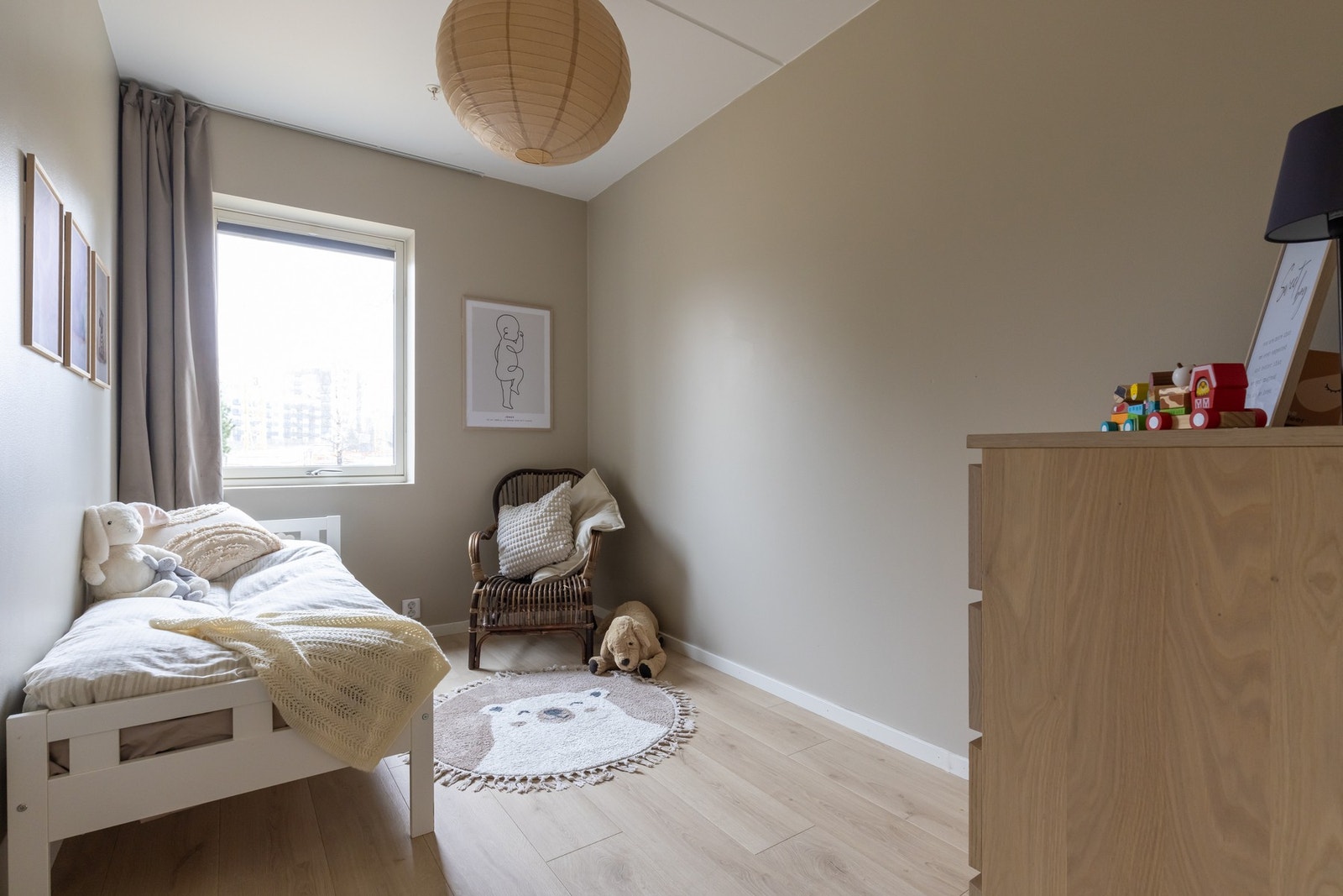 Det siste rommet er plassert i entréen. Her er det fin plass til seng, kontorpult og oppbevaringsmøblement. Galleribilde