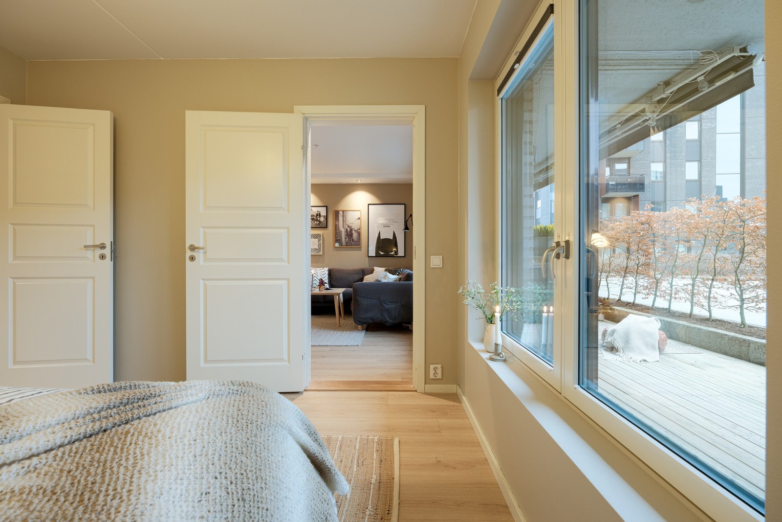 Rommet er vendt mot egen uteplass, så her er alt lagt til rette for en god natt med søvn. Galleribilde