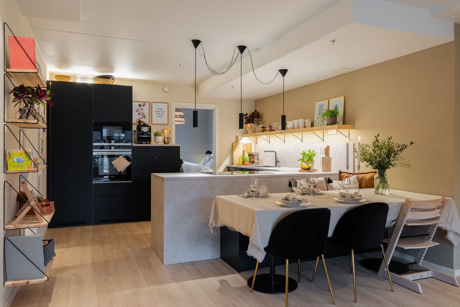 Kjøkkenets utforming gir en naturlig soneinndeling fra stuen. Galleribilde