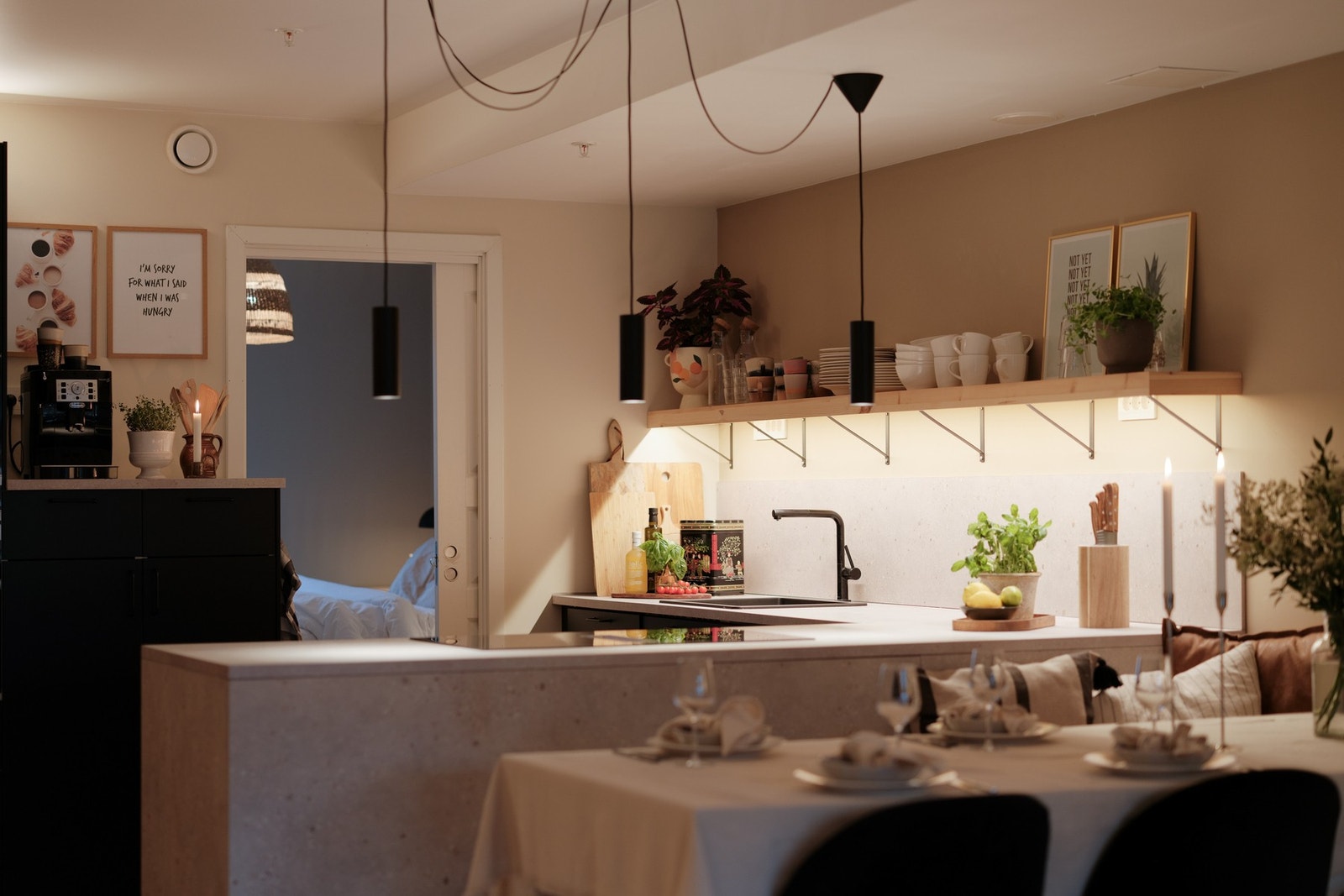 Det er fin plass for spisebordsgruppe. Galleribilde