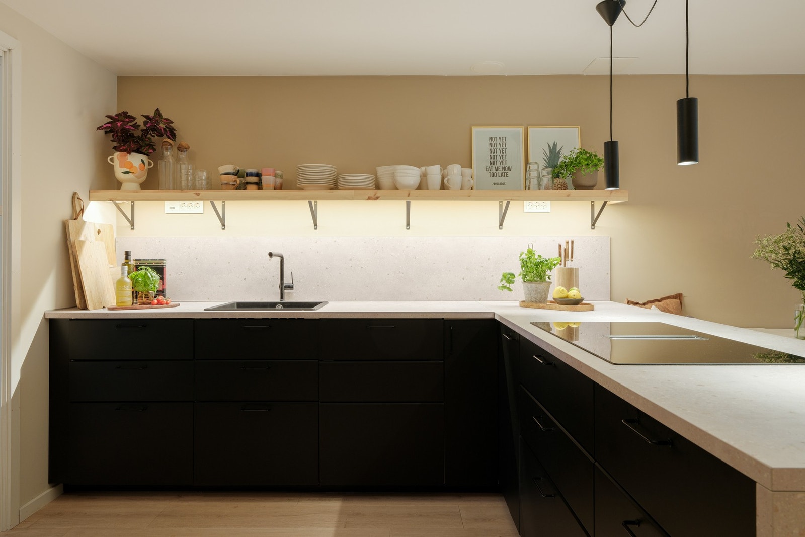 Innredningen består av mørke matte fronter, laminat benkeplate og nedfelt oppvaskkum i kompositt med ett-greps armatur. Det er montert benkeskapsbelysning og stikkontakter. Galleribilde