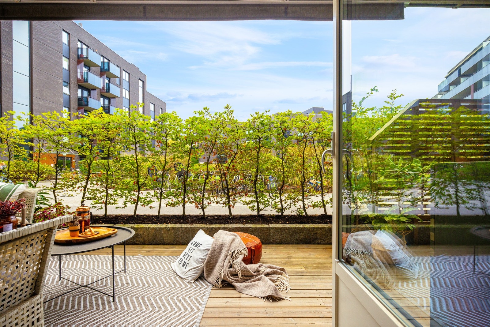 Uteplassen byr på fine solforhold på sommeren med sol fra ca. 13:00-20:00. Galleribilde