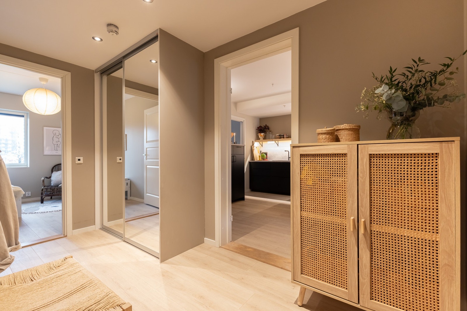 Stor skyvedørsgarderobe gir godt med oppbevaring, i tillegg til at det er plass til knaggrekke, kommode, speil og lignende. Galleribilde