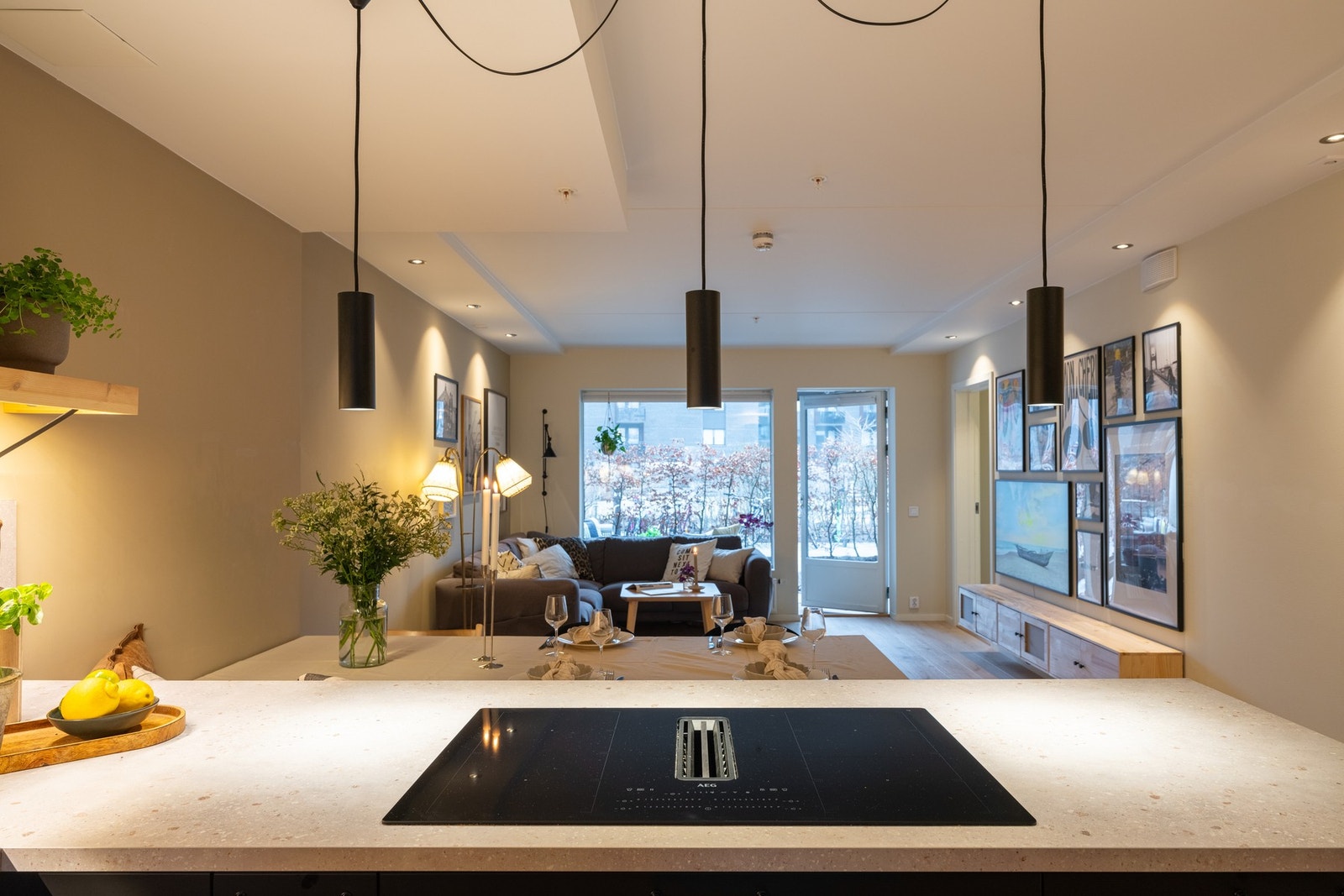 Kjøkkenet ble byttet ut og utvidet i 2022 med ny induksjonstopp (AEG) 80 cm, med integrert ventilator (kullfilter) og nytt kjøleskap (Siemens). Galleribilde