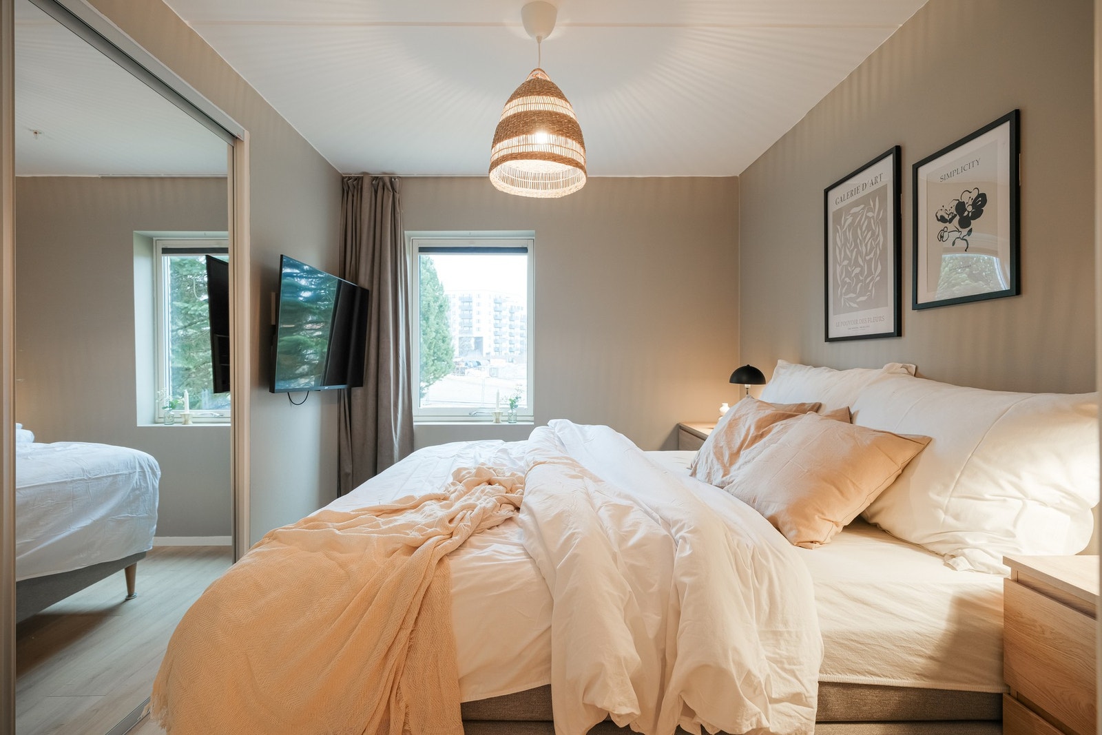 Dette er også av god størrelse med plass til dobbeltseng og nattbord. Galleribilde