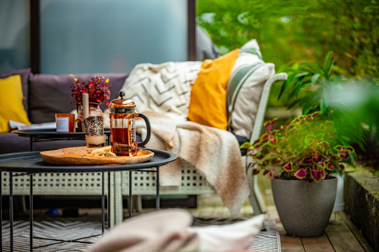 Uteområdet oppleves som en grønn oase med flott beplantning og fine soner for i møblering. Galleribilde