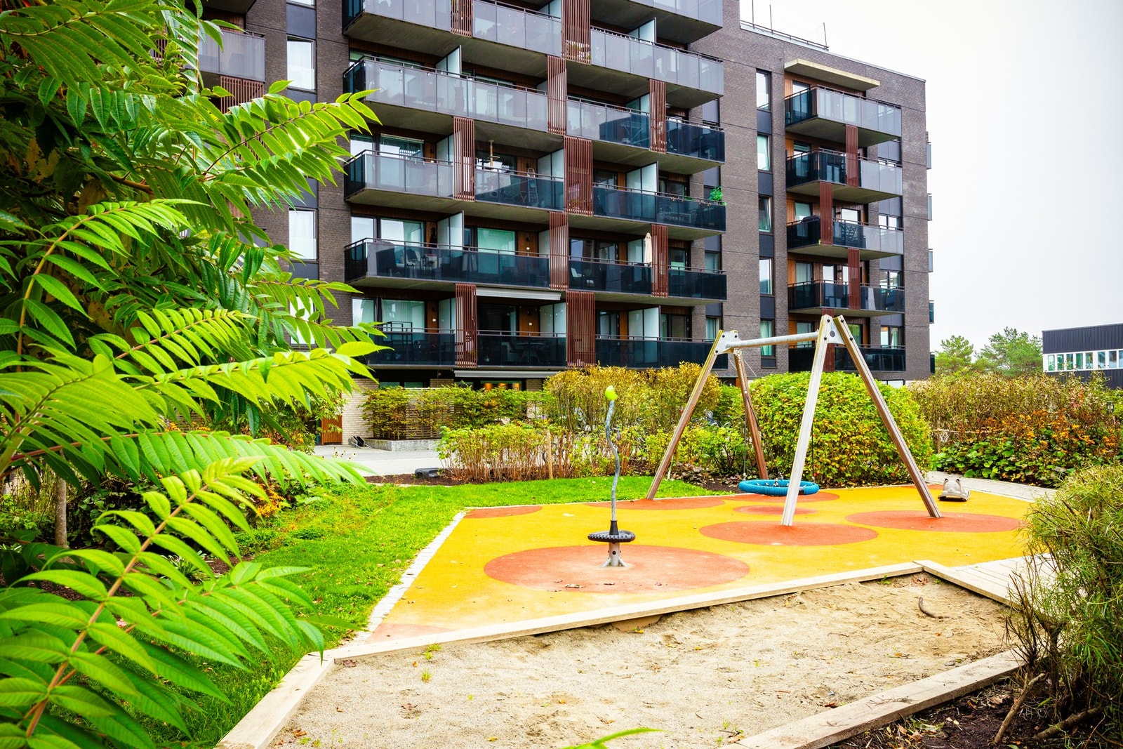 Fasade - her er det enkelt for barna å løpe rett ut til lekeplassen. Galleribilde