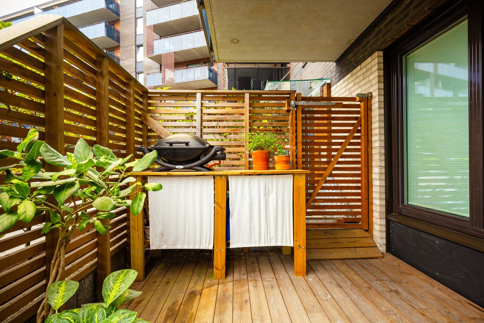 Svært familievennlig område med direkte adkomst til lekeplass og grøntområder via porten. Galleribilde