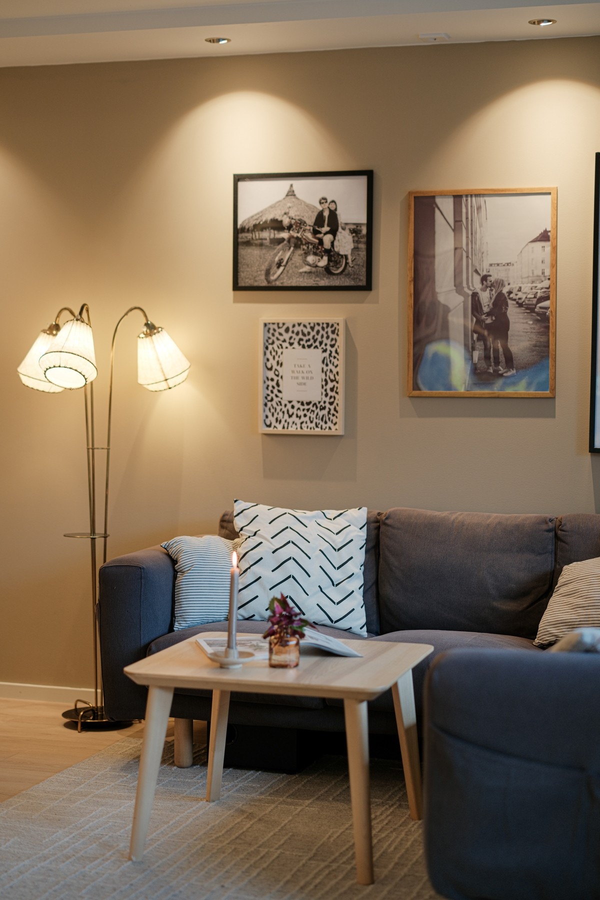 Her er det god plass til hjørnesofa, salongbord og mediemøblement. Galleribilde