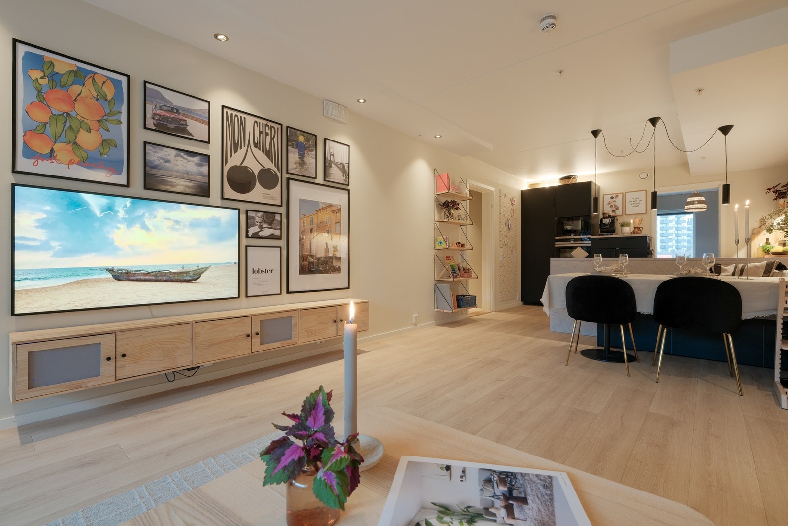 Den åpne kjøkkenløsningen gjør det enkelt å være sosial samtidig som du lager mat. Galleribilde